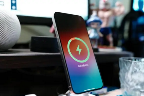黄竹镇苹果15换屏服务分享用什么充电器给iPhone15充电更好 
